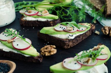 Sandviç çavdar ekmek avokado ve keçi peyniri