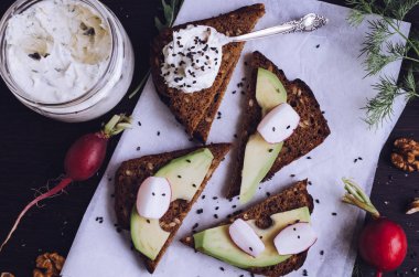 Sandviç çavdar ekmek avokado ve keçi peyniri
