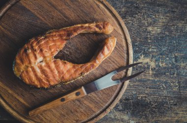 Kesme tahtası üzerinde ızgara somon