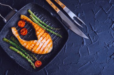 ızgara somon ve kuşkonmaz