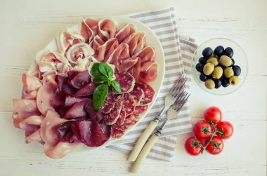 Soğuk füme et tabağı