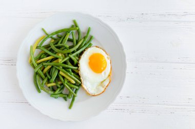 Sahanda yumurta ile yeşil fasulye pişmiş