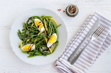 Pişmiş fasulye, haşlanmış yumurta ile sıcak salata