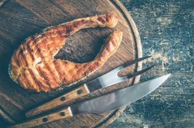 Kesme tahtası üzerinde ızgara somon