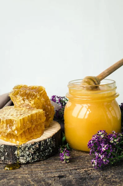 Waben und Glasgefäß mit Honig — Stockfoto