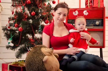 Noel zamanı bebek ile anne