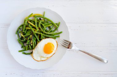 Sahanda yumurta ile yeşil fasulye pişmiş