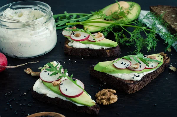 Sandwichs de pain de seigle avec avocat et fromage de chèvre — Photo