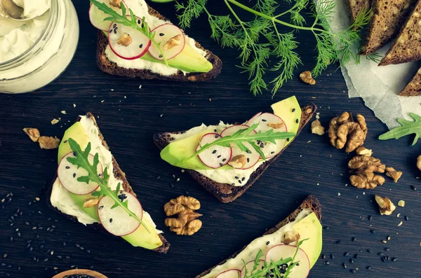 Sandwichs de pain de seigle avec avocat et fromage de chèvre — Photo