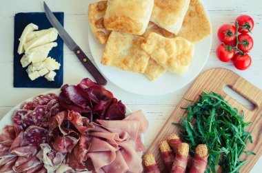 Geleneksel İtalyan meze crescentine fritte