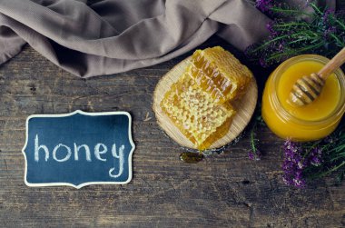 Peteğin ve bal ile cam aranjman