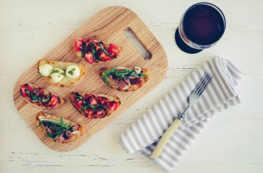 Brushetta şarap için ayarla.