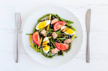 Yeşil fasulye, ton balığı, domates ve haşlanmış yumurta ile sıcak salata