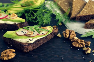 Sandviç çavdar ekmek avokado ve keçi peyniri