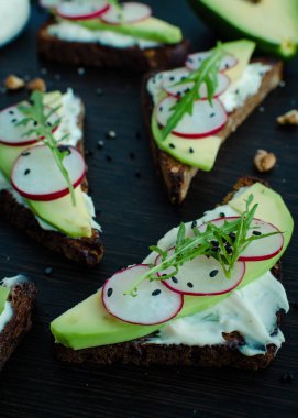 Sandviç çavdar ekmek avokado ve keçi peyniri