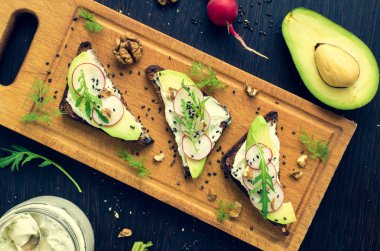 Sandviç çavdar ekmek avokado ve keçi peyniri