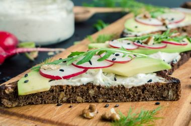 Sandviç çavdar ekmek avokado ve keçi peyniri