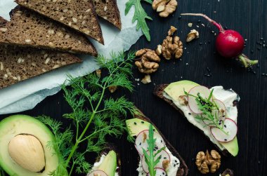 Sandviç çavdar ekmek avokado ve keçi peyniri