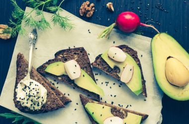 Sandviç çavdar ekmek avokado ve keçi peyniri