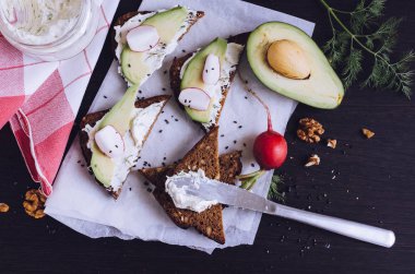 Sandviç çavdar ekmek avokado ve keçi peyniri