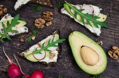 Sandviç çavdar ekmek avokado ve keçi peyniri