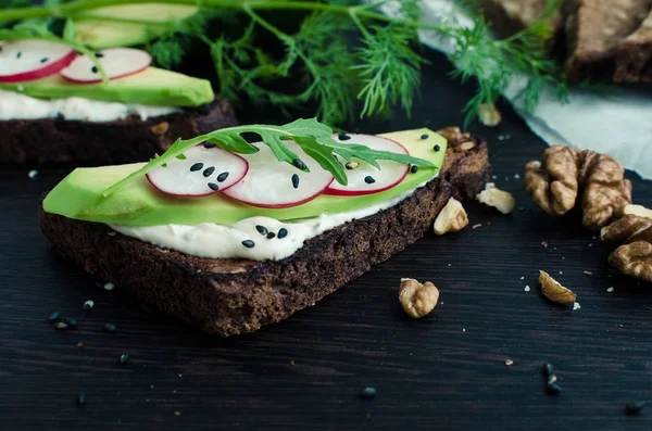 Sandviç çavdar ekmek avokado ve keçi peyniri