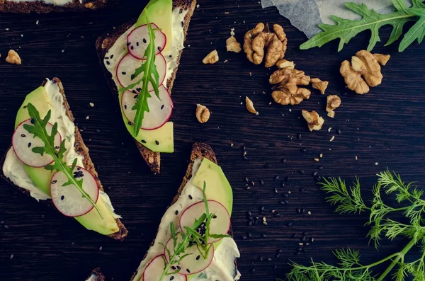 Sandviç çavdar ekmek avokado ve keçi peyniri