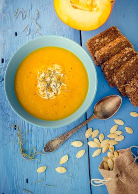 Kremalı ve tohumlu kabak çorbası.