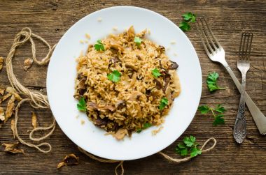 Ev yapımı geleneksel İtalyan mantarlı risotto