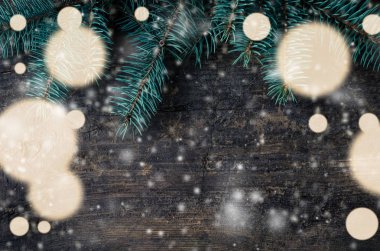 Yılbaşı çam ağacı ahşap zemin üzerinde