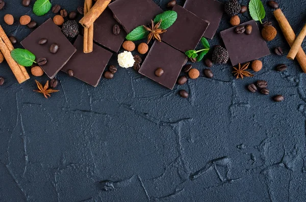 ช็อคโกแลตเข้มกับถั่วกาแฟ — ภาพถ่ายสต็อก