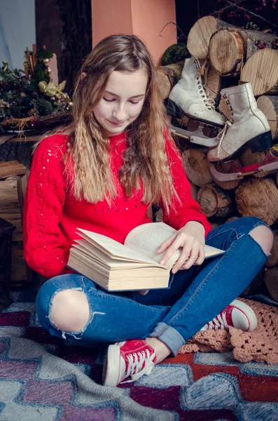 Красива дівчина-підліток читає книгу — стокове фото
