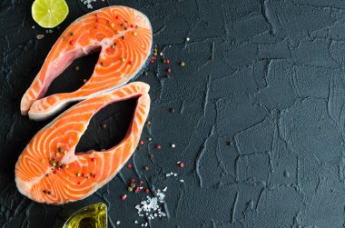 İki taze somon bifteği.