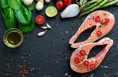 İki somon biftek sebze ve baharatlar ile