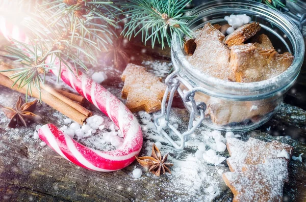 Galletas de jengibre caseras de Navidad en mesa de madera — Foto de Stock