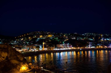 Ulcinj, Karadağ gece manzarası. Küçük plaj - Mala Plaza gece zaman.