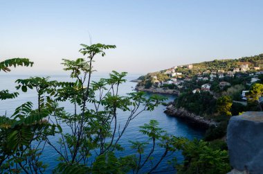 Ulcinj deniz manzarası görünümü. Adriyatik Denizi yeşil sahil. Karadağ.