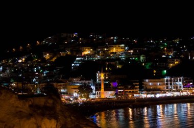 Ulcinj, Karadağ gece manzarası. Küçük plaj - Mala Plaza gece zaman.