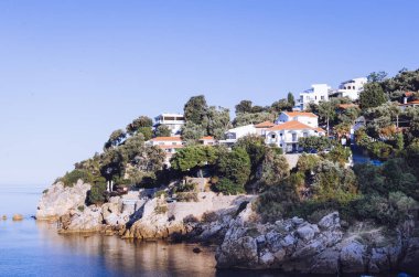 Ulcinj deniz manzarası görünümü. Adriyatik Denizi yeşil sahil. Karadağ.