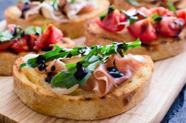 Brushetta veya otantik geleneksel İspanyolca tapas yemek tablo için. Lezzetli yemek, meze, parti ya da piknik zamanında antipasti.