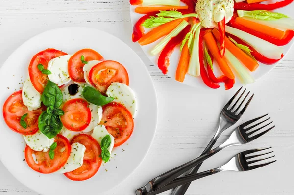 Läckra Hälsosam Vegetarisk Antipasti Klassisk Capresesallad Med Tomater Mozzarellaost Med — Stockfoto