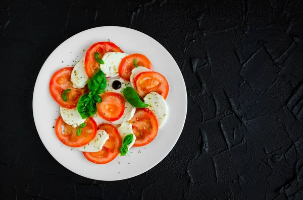 Talerz Zdrowego Klasyczne Pysznego Caprese Sałatka Dojrzałych Pomidorów Sera Mozzarella — Zdjęcie stockowe
