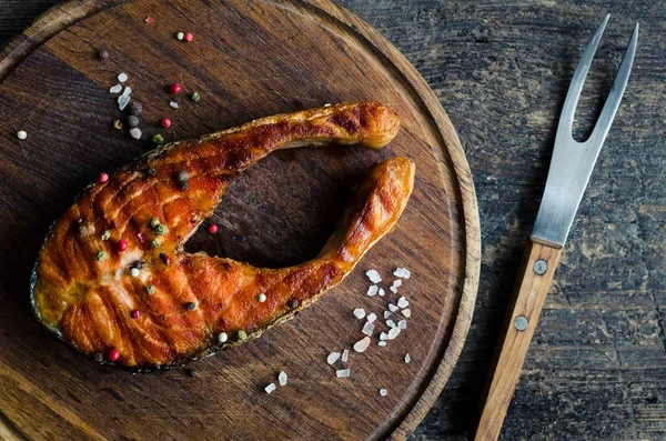 One Grilled Salmon Fish Steak Salt Pepper Corns Board Wooden — Stock Photo, Image