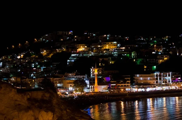 Ulcinj, Karadağ gece manzarası. Küçük plaj - Mala Plaza gece zaman.