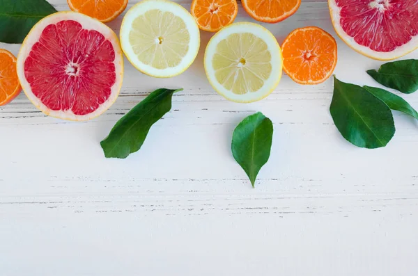 Fundo Cítrico Misto Frutas Frescas Sortidas Com Folhas Mesa Madeira — Fotografia de Stock