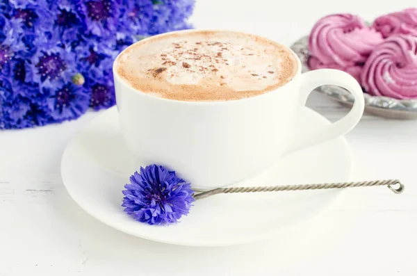 Ceașcă Cafea Cappuccino Bezea Zephyr Roz Buchet Flori Porumb Albastre — Fotografie, imagine de stoc