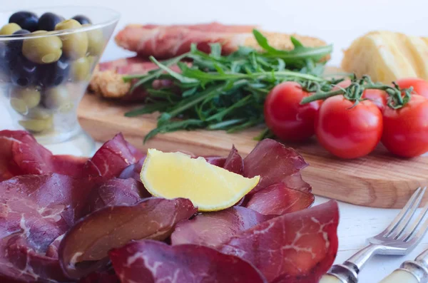 Slices Italian Meat Bresaola Served Olive Oil Lemon Plate Tomatoes — Stock Photo, Image