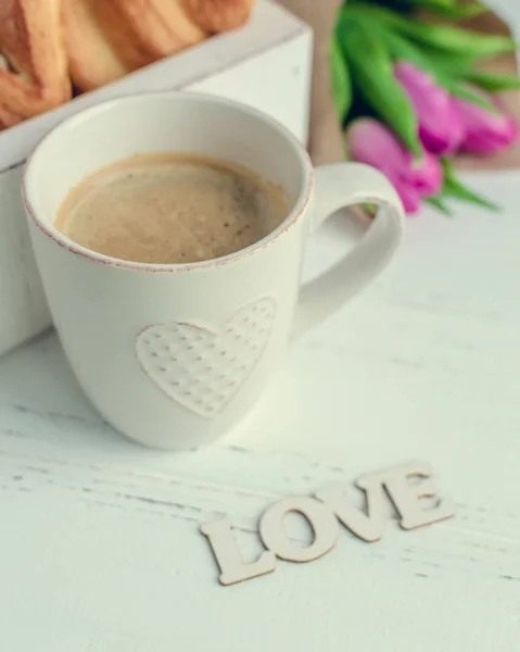 Taza Café Con Croissants Ramo Tulipanes Rosados Palabra Madera Love —  Fotos de Stock