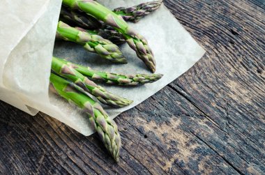Metin için yer eski bir ahşap zemin üzerine çiftlik Market taze organik yeşil kuşkonmaz demet. Sağlıklı gıda kavramı. Üstten Görünüm. Kopya alanı.