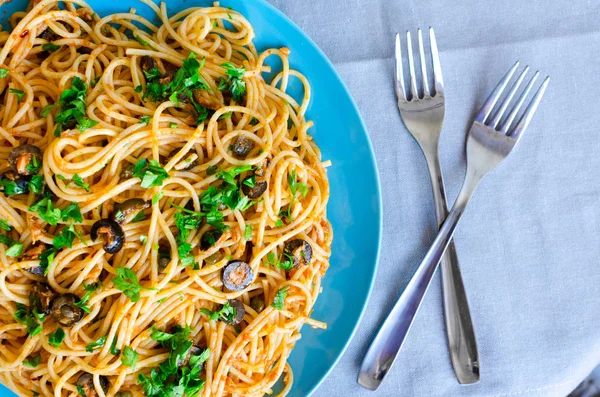 Spaghetti Alla Puttanesca Traditional Italian Pasta Black Olives Tuna Anchovies — Stock Photo, Image